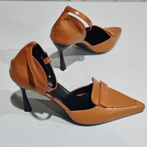 Saint Laurn Women's Camel Faux Leather Ankle Strap Pointy Toe Heels Size 42 NWNB